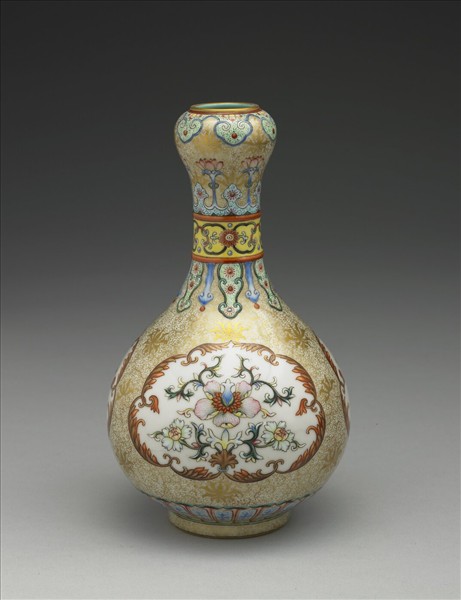 洋彩錦地開光花卉蒜頭瓶
