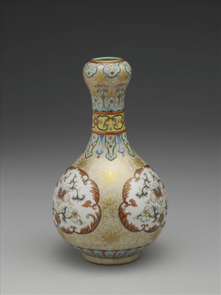 洋彩錦地開光花卉蒜頭瓶