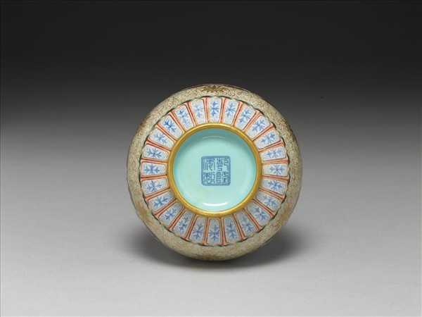 洋彩錦地開光花卉蒜頭瓶