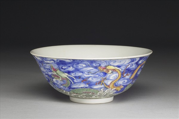 洋彩雲龍碗