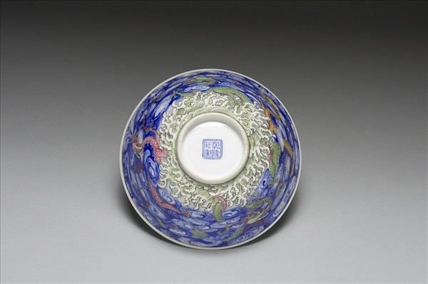 洋彩雲龍碗