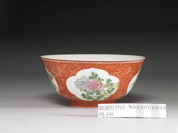琺瑯彩紅地剔花開光四季花卉碗