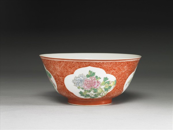 琺瑯彩紅地剔花開光四季花卉碗