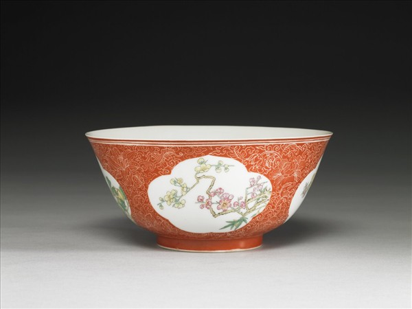 琺瑯彩紅地剔花開光四季花卉碗