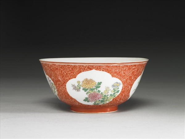 琺瑯彩紅地剔花開光四季花卉碗