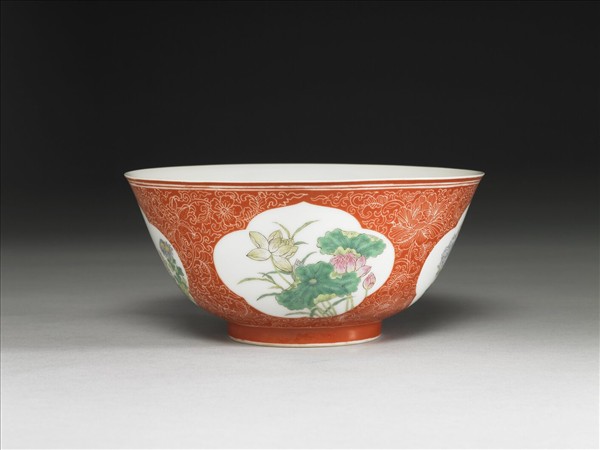 琺瑯彩紅地剔花開光四季花卉碗