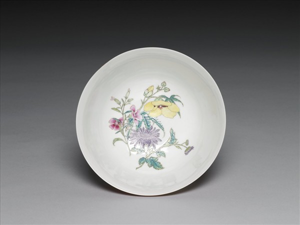 琺瑯彩紅地剔花開光四季花卉碗