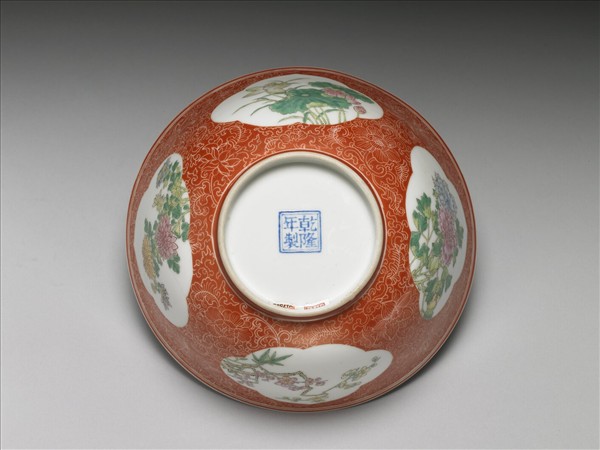 琺瑯彩紅地剔花開光四季花卉碗