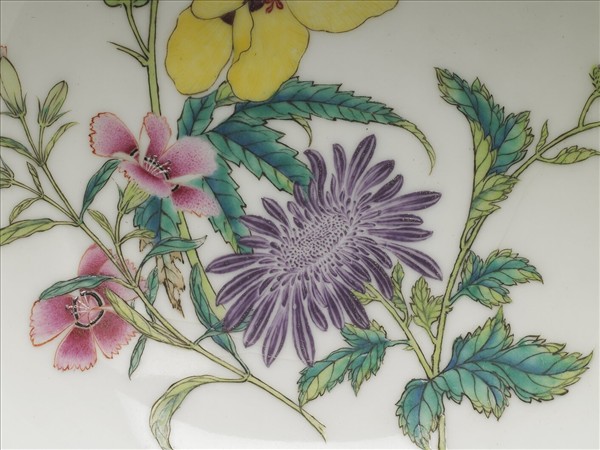 琺瑯彩紅地剔花開光四季花卉碗