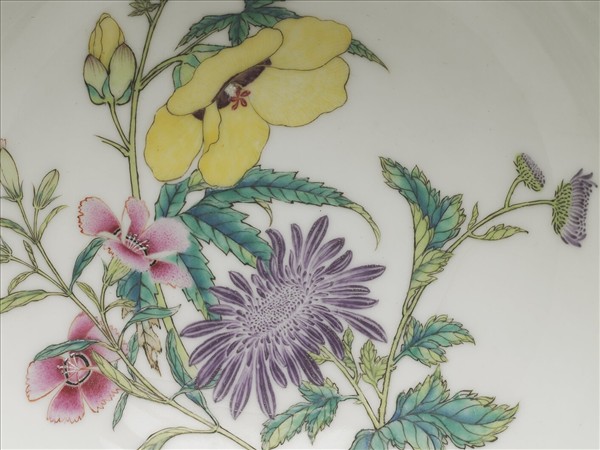 琺瑯彩紅地剔花開光四季花卉碗