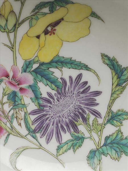 琺瑯彩紅地剔花開光四季花卉碗