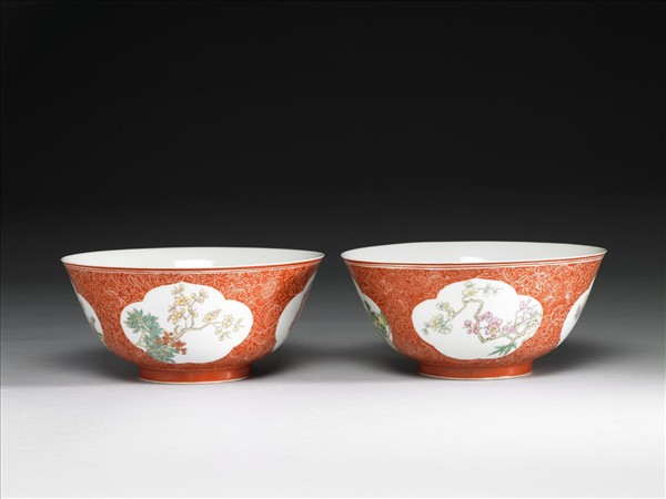 琺瑯彩紅地剔花開光四季花卉碗