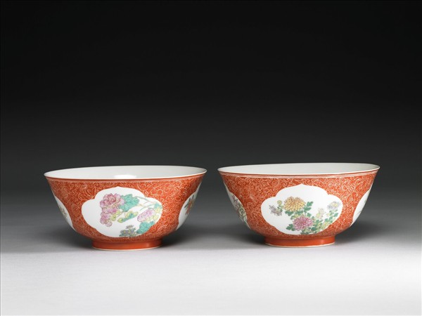 琺瑯彩紅地剔花開光四季花卉碗