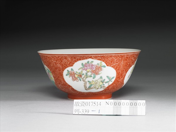 琺瑯彩紅地剔花開光四季花卉碗