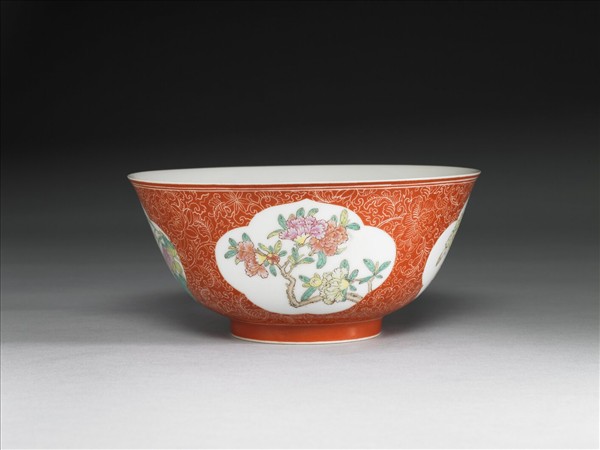 琺瑯彩紅地剔花開光四季花卉碗