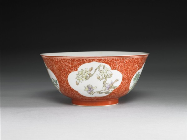 琺瑯彩紅地剔花開光四季花卉碗