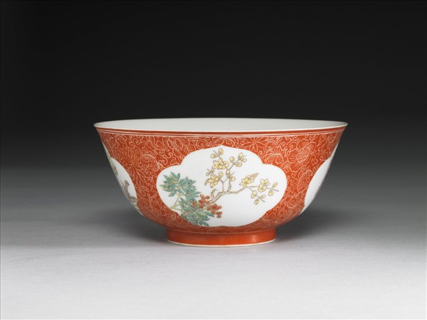 琺瑯彩紅地剔花開光四季花卉碗