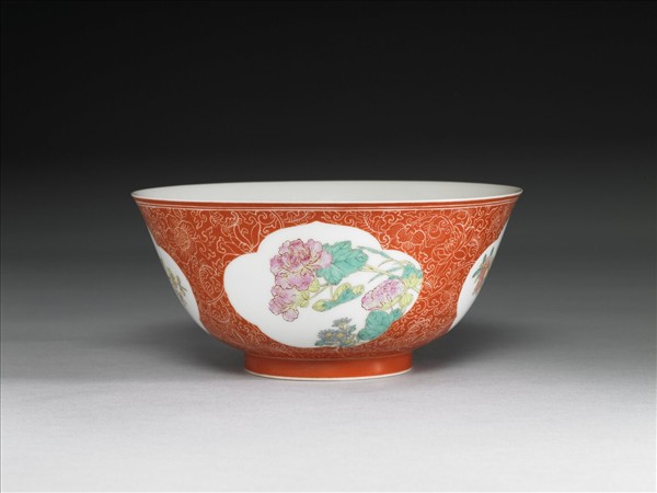 琺瑯彩紅地剔花開光四季花卉碗