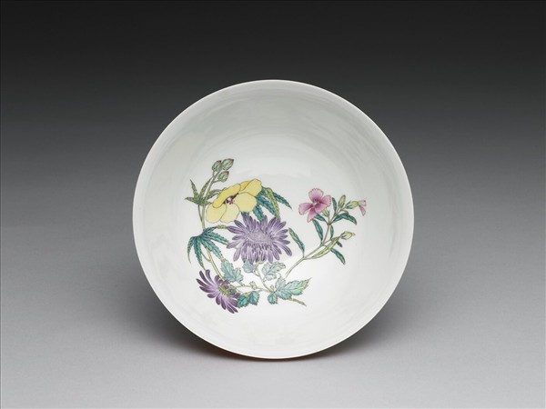 琺瑯彩紅地剔花開光四季花卉碗