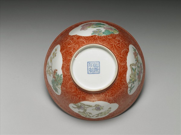 琺瑯彩紅地剔花開光四季花卉碗