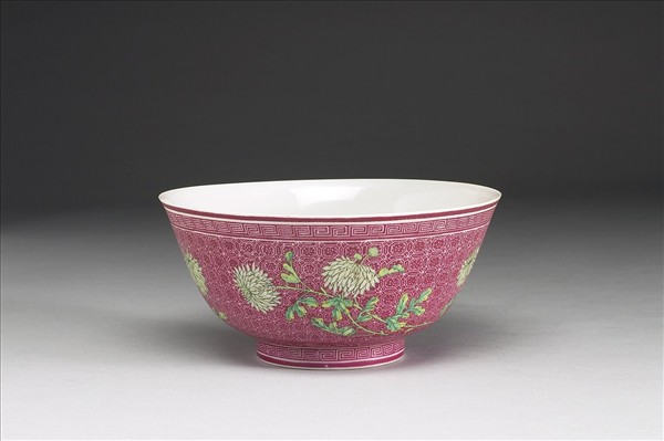 琺瑯彩紅地剔花菊花碗