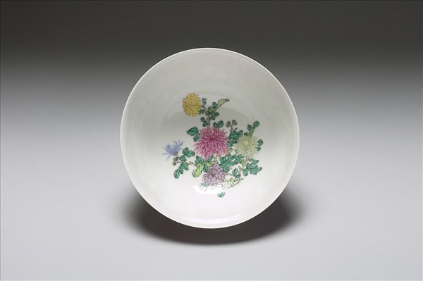 琺瑯彩紅地剔花菊花碗