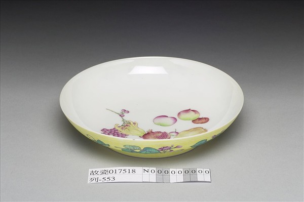 琺瑯彩黃錦地瓜果碟