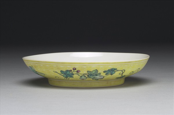 琺瑯彩黃錦地瓜果碟