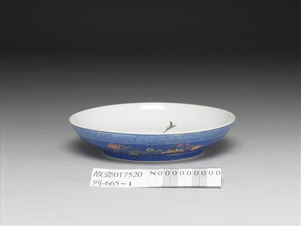 琺瑯彩藍地長春花紋蝶