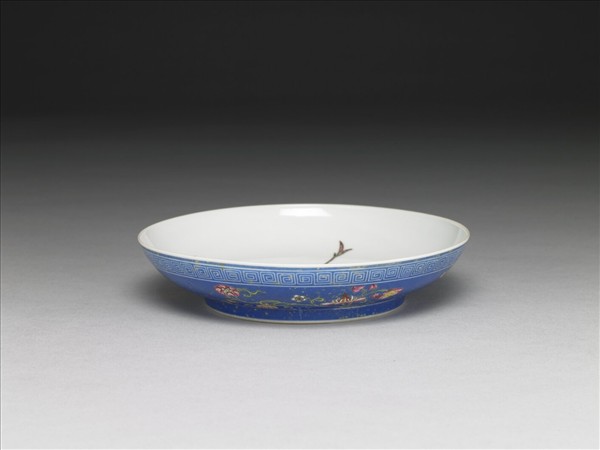 琺瑯彩藍地長春花紋蝶