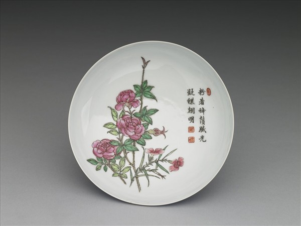 琺瑯彩藍地長春花紋蝶