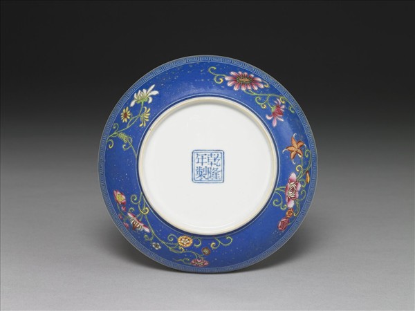 琺瑯彩藍地長春花紋蝶