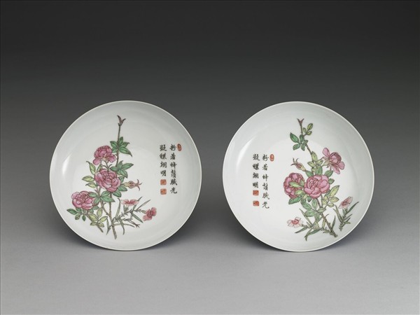 琺瑯彩藍地長春花紋蝶