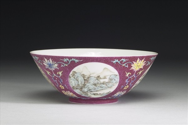 洋彩紅地團花山水圖碗