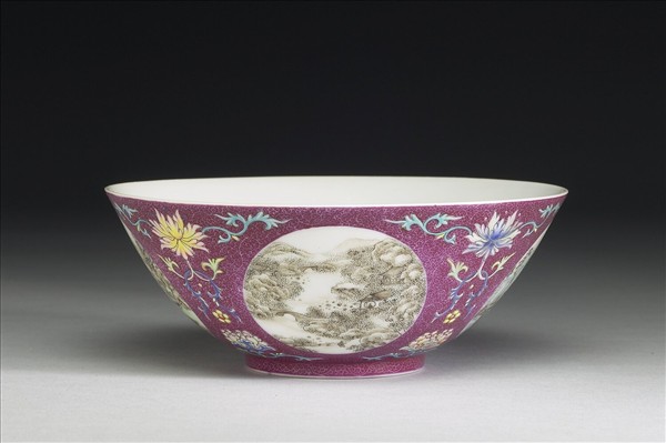 洋彩紅地團花山水圖碗