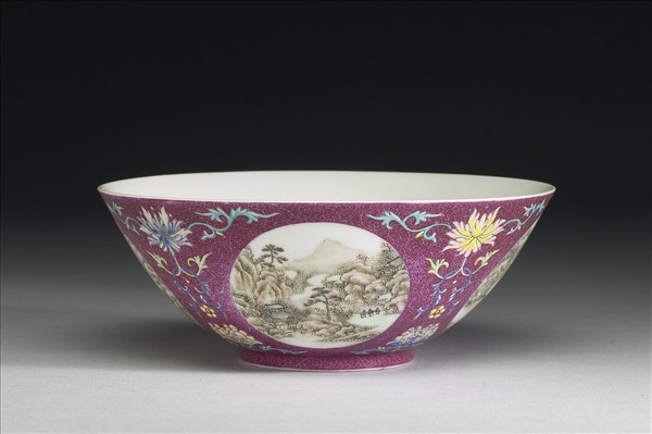 洋彩紅地團花山水圖碗