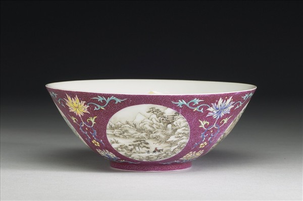 洋彩紅地團花山水圖碗