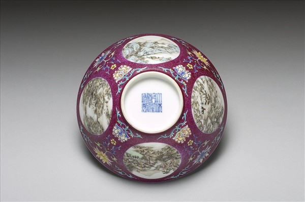 洋彩紅地團花山水圖碗