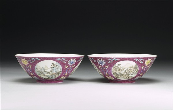 洋彩紅地團花山水圖碗