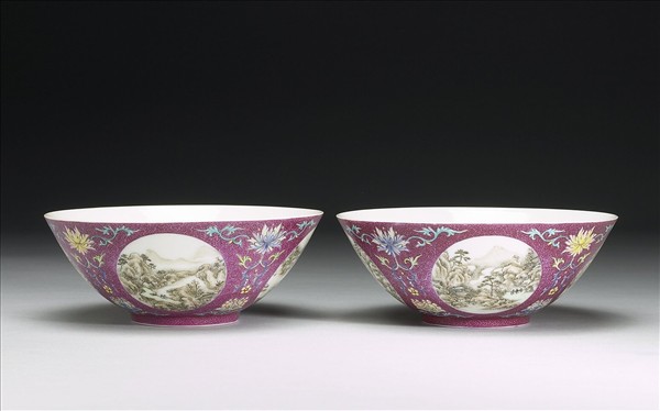 洋彩紅地團花山水圖碗