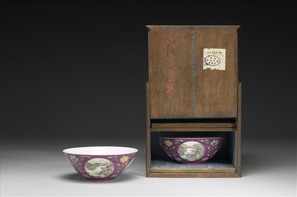 洋彩紅地團花山水圖碗