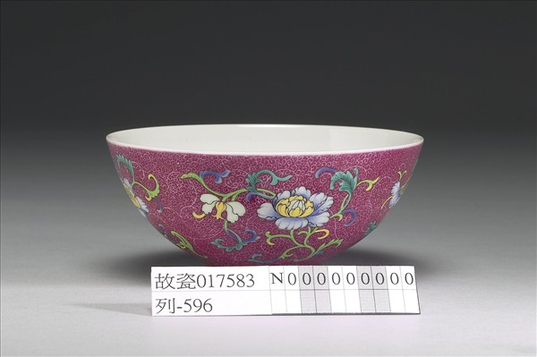 琺瑯彩洋紅地花卉紋三多碗