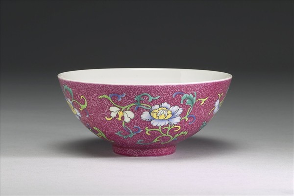 琺瑯彩洋紅地花卉紋三多碗