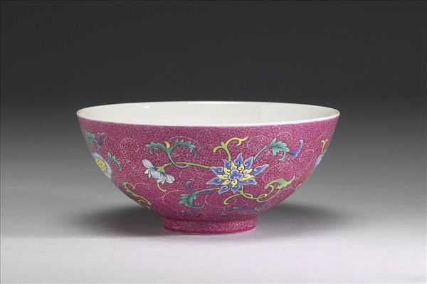 琺瑯彩洋紅地花卉紋三多碗