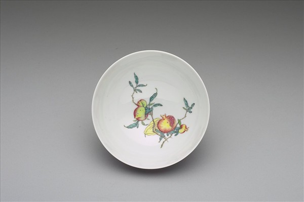 琺瑯彩洋紅地花卉紋三多碗