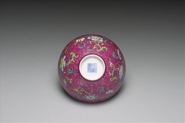 琺瑯彩洋紅地花卉紋三多碗