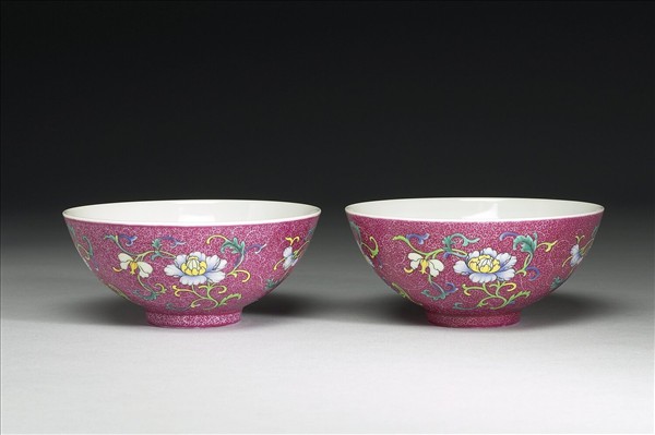 琺瑯彩洋紅地花卉紋三多碗