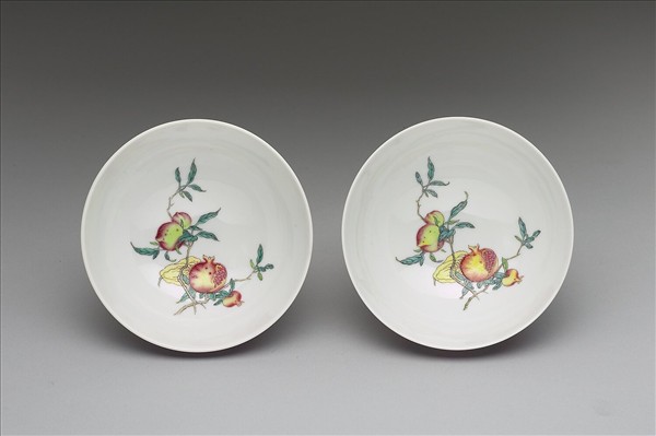 琺瑯彩洋紅地花卉紋三多碗