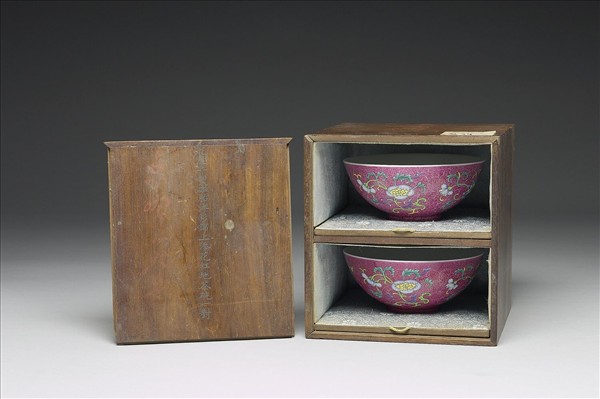 琺瑯彩洋紅地花卉紋三多碗