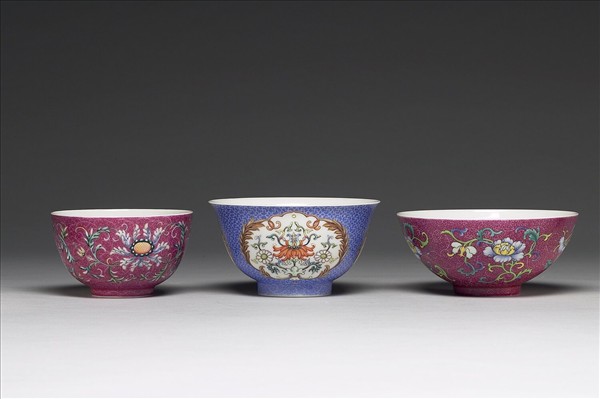 琺瑯彩洋紅地花卉紋三多碗